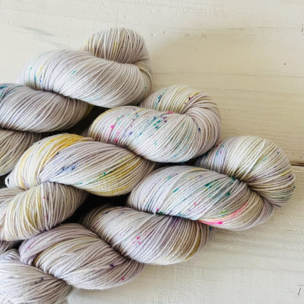 ラベンダーモーブ色の手染め毛糸のスペックルやグラデーションが見えるアップ