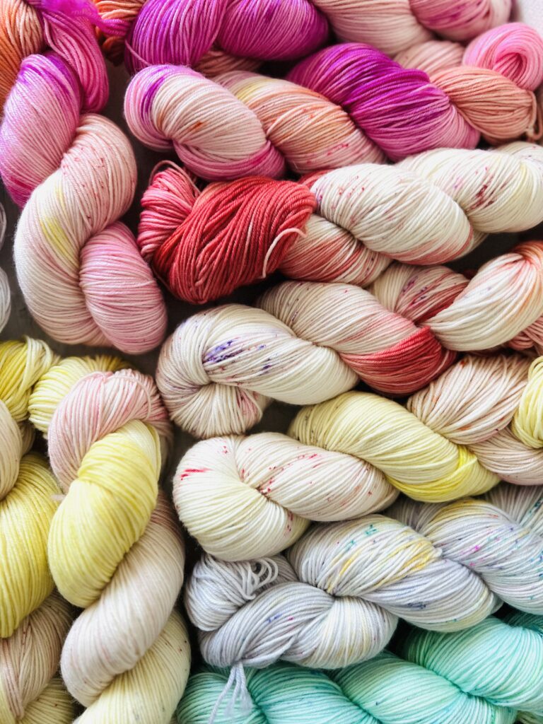 スペックルにフォーカスした手染め毛糸のかせ