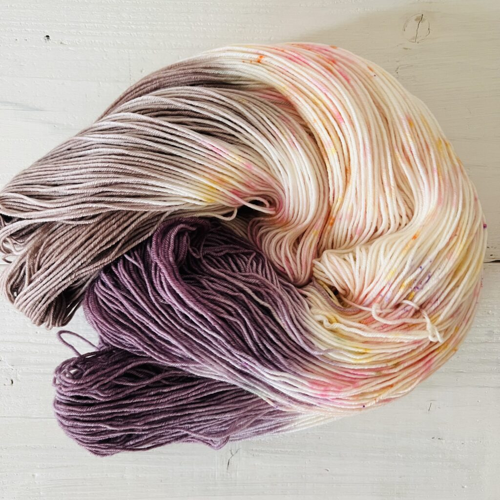 ピンクやイエローやオレンジスペックルの手染め毛糸のカセをほどいた色の入り方