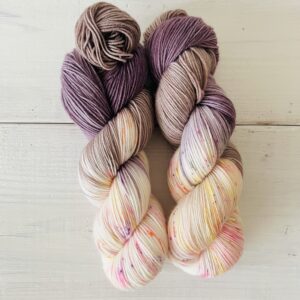 ブラウン紫色の手染め毛糸のカセ全体