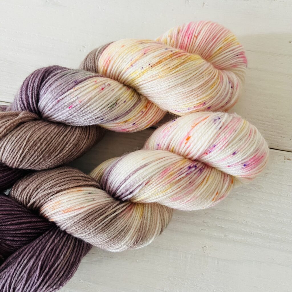 パープルカラー手染め毛糸のスペックルやグラデーションが見えるアップ