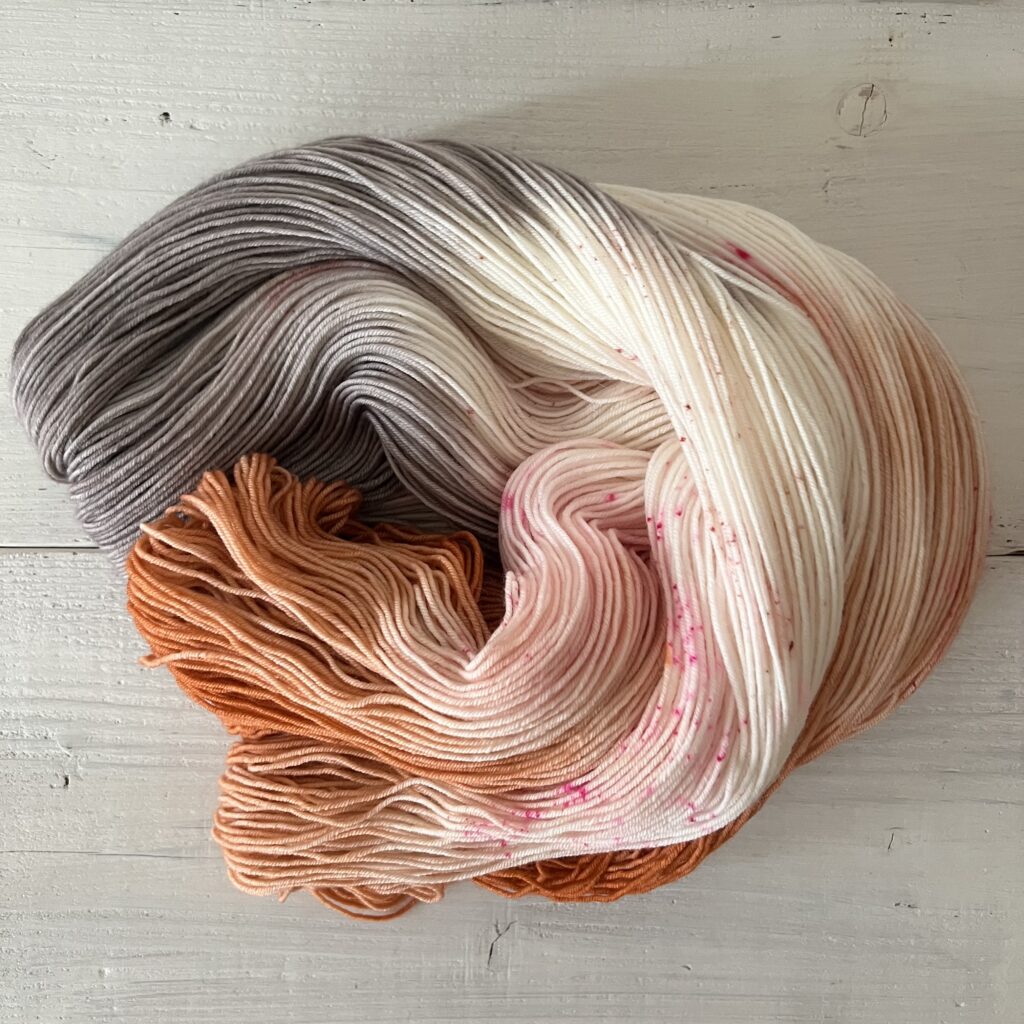 ブラウンアイボリーやオレンジグラデーションの手染め毛糸のカセをほどいた色の入り方