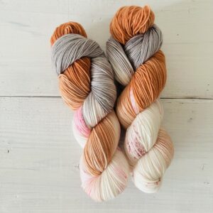 オレンジブラウンカラーの手染め毛糸のカセ全体