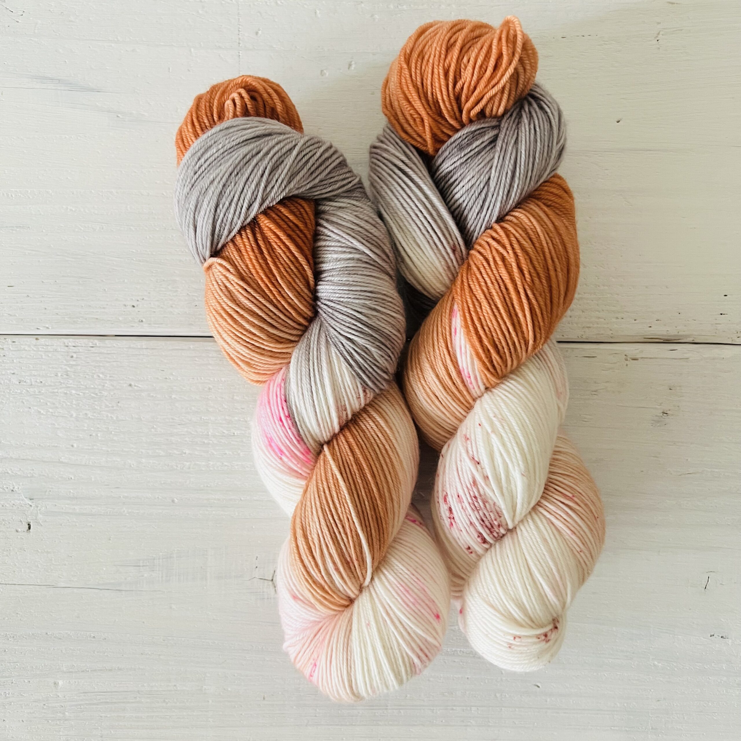 オレンジブラウンカラーの手染め毛糸のカセ全体