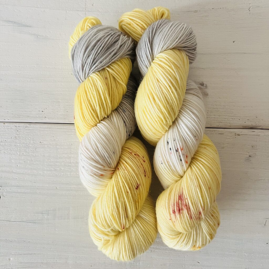 パステルイエローカラーの手染め毛糸のカセ全体