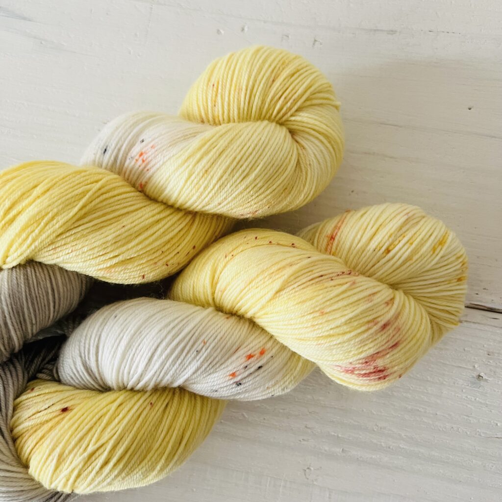 段染め手染め毛糸のスペックルやグラデーションが見えるアップ