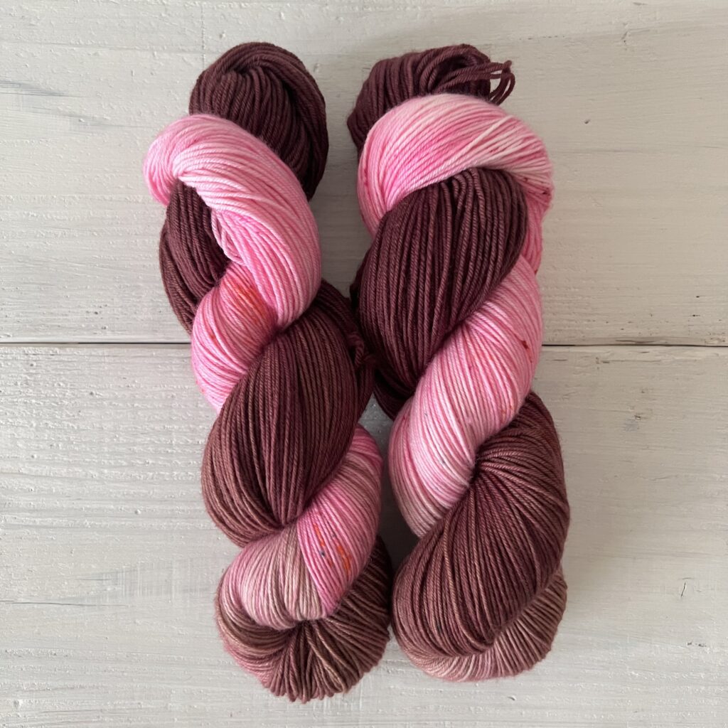 ツートンピンクカラーの手染め毛糸のカセ全体