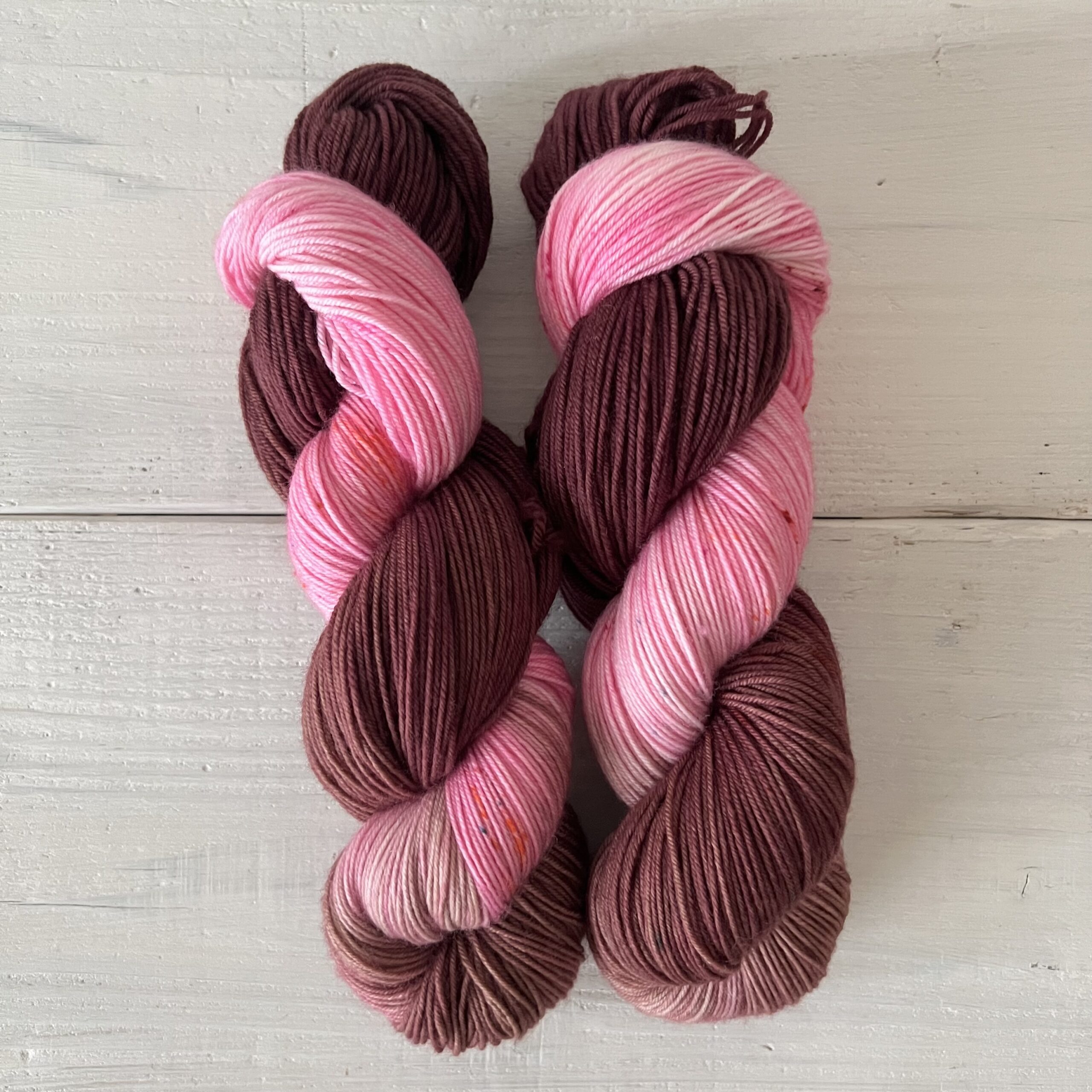ツートンピンクカラーの手染め毛糸のカセ全体