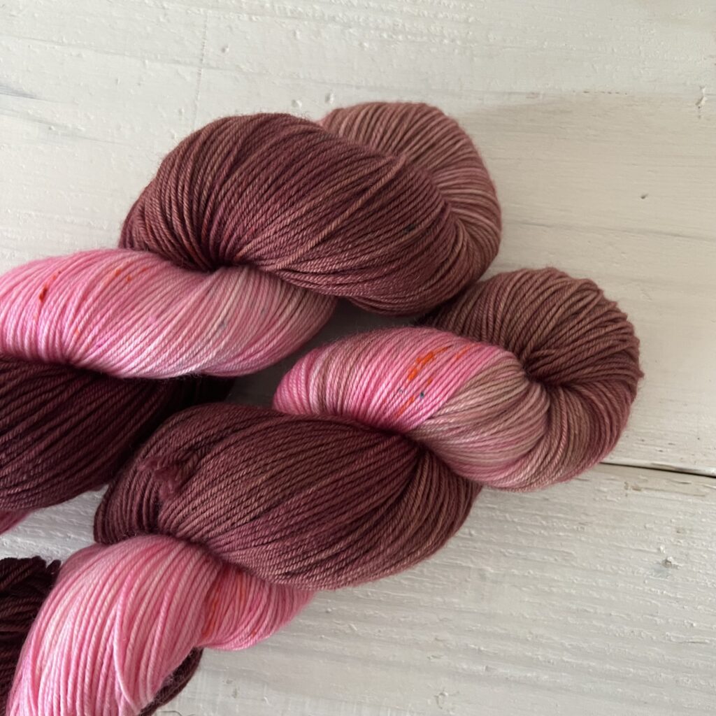 ピンクブラウン手染め毛糸のスペックルやグラデーションが見えるアップ