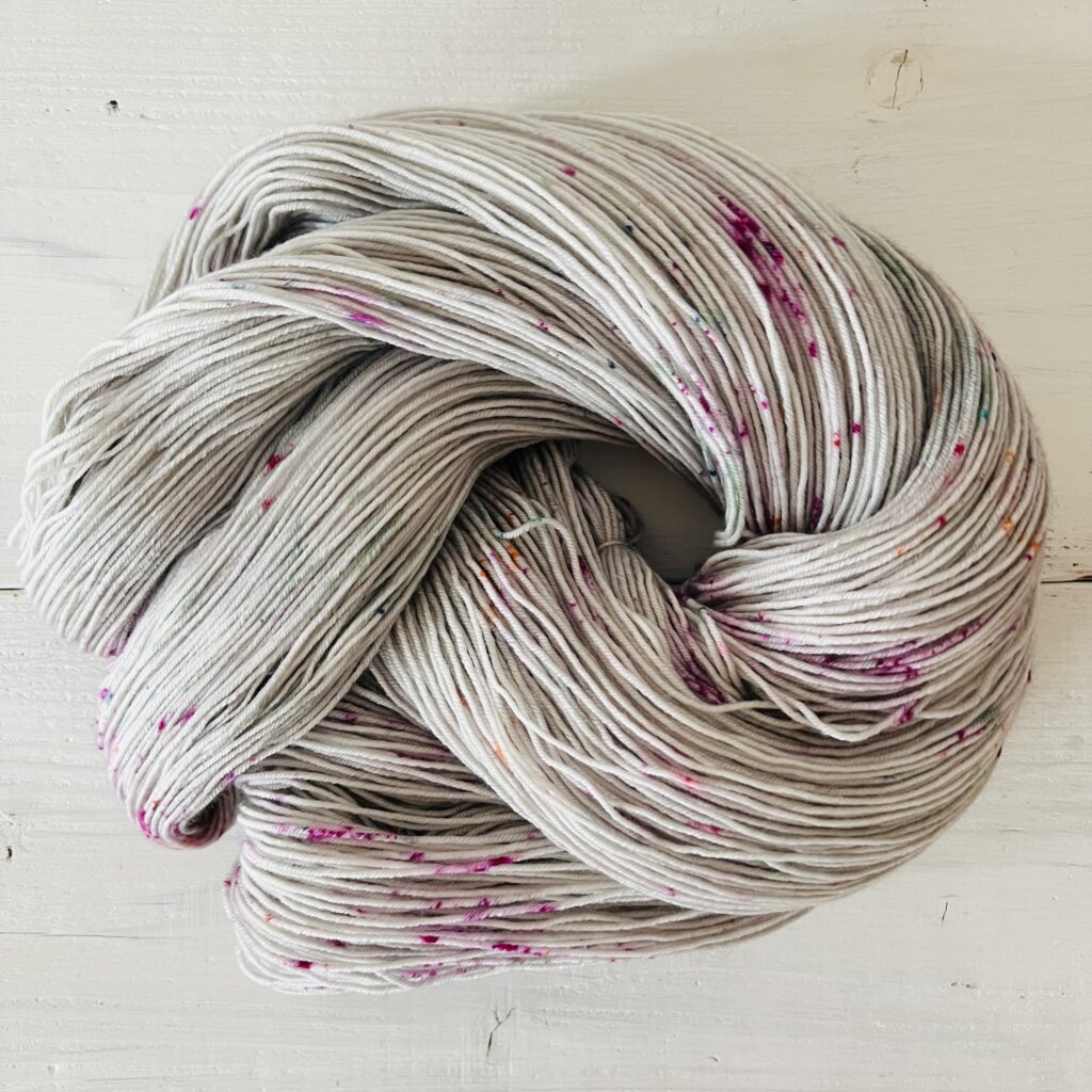 灰色グラデーションの手染め毛糸のカセをほどいた色の入り方