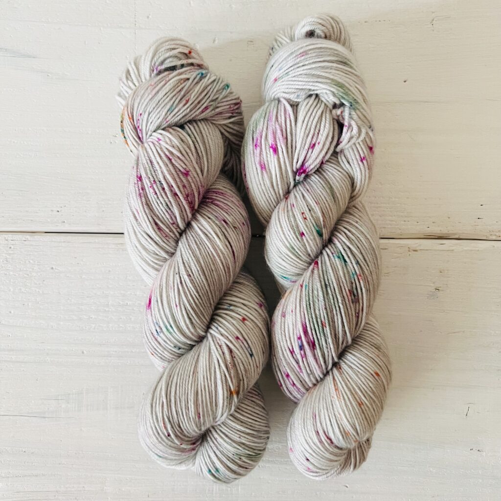 グレーにカラフルスペックルの手染め毛糸のカセ全体