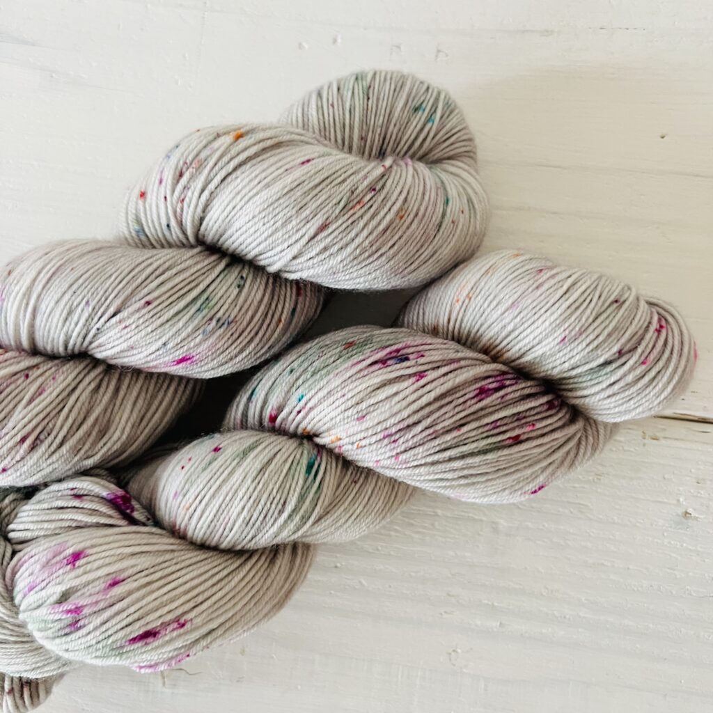 グレー手染め毛糸のスペックルやグラデーションが見えるアップ