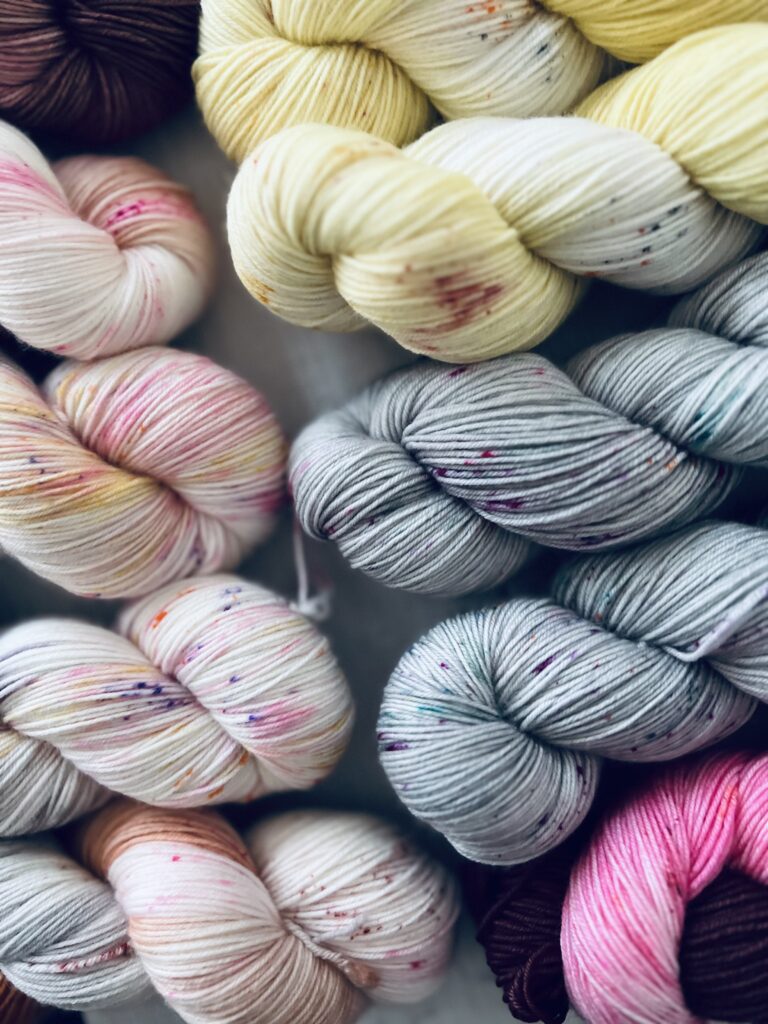 スペックルのUPが見える手染め毛糸のかせ集合photo