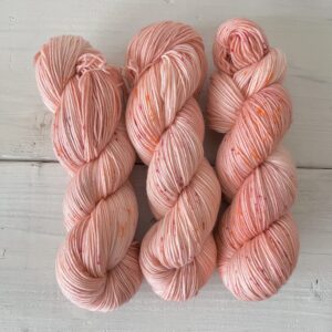 やさしいオレンジカラーの手染め毛糸のカセ全体