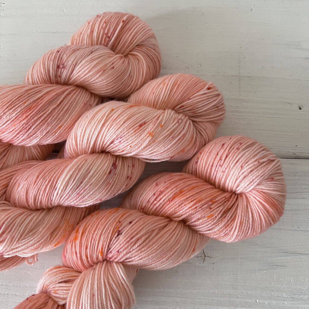 キャンディカラー手染め毛糸のスペックルやグラデーションが見えるアップ