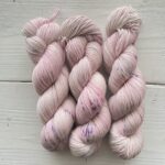 手染め毛糸 nude pink Pink melody くすみピンク系のかせ全体写真