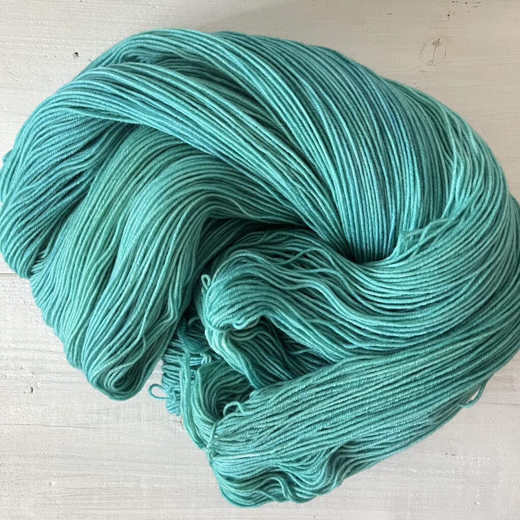 美しいブルーグリーン　の手染め毛糸のカセをほどいた色の入り方