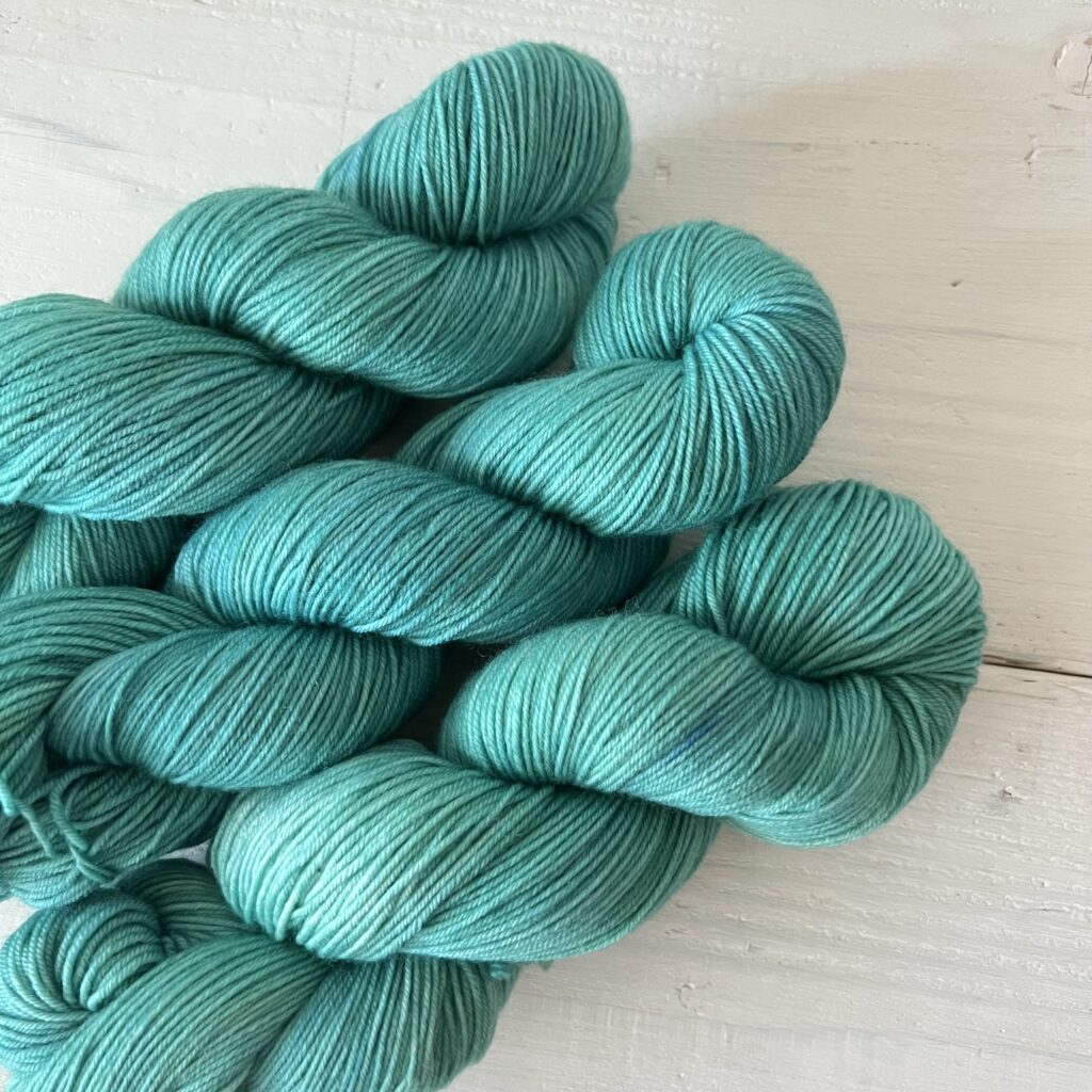 エメラルドのような色の手染め糸カセのアップ