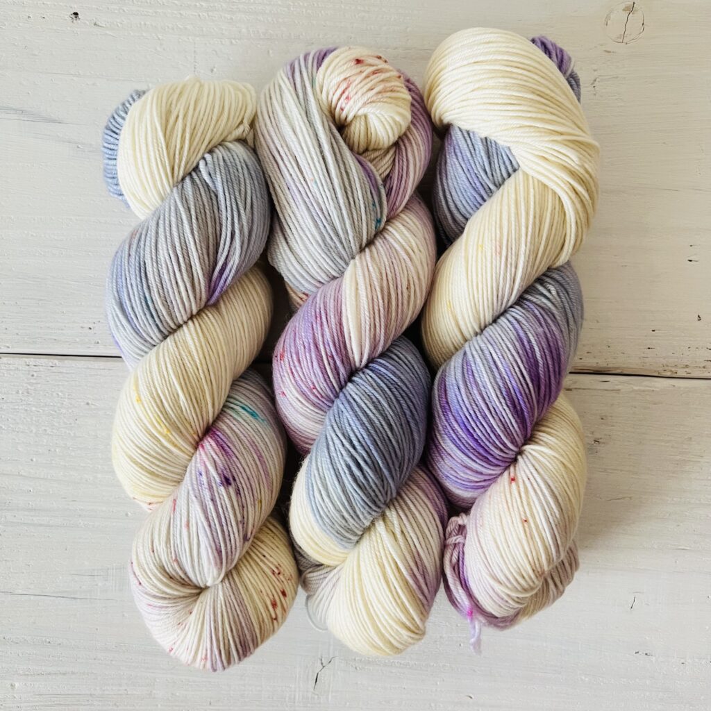 アイボリーとラベンダーブルーカラーの手染め毛糸のカセ全体