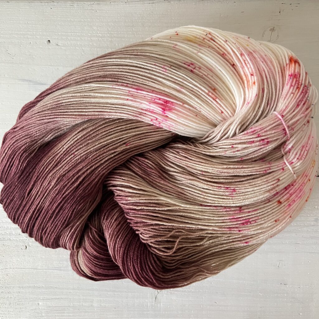 シェルベージュ～レッドブラウンピンクの手染め毛糸のカセをほどいた色の入り方