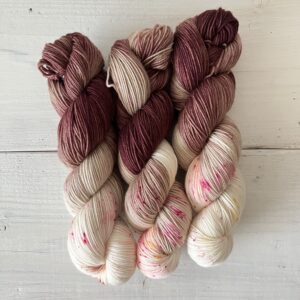 よざくらカラーの手染め毛糸のカセ全体