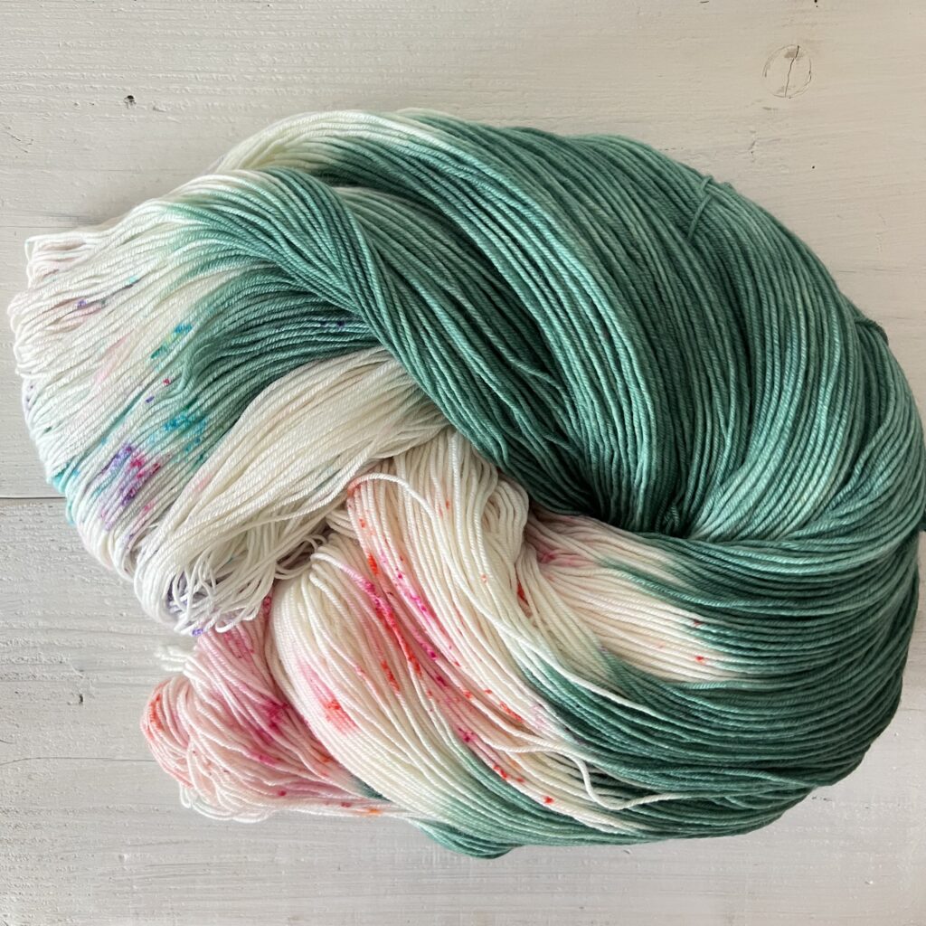 ゆらぎグリーンのグラデーションの手染め毛糸のカセをほどいた色の入り方