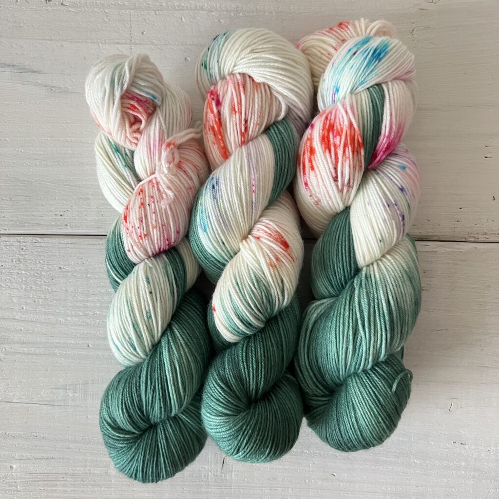 グリーンとアイボリーカラーの手染め毛糸のカセ全体