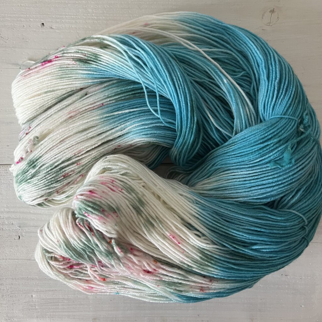 ブルーグラデーションの手染め毛糸のカセをほどいた色の入り方