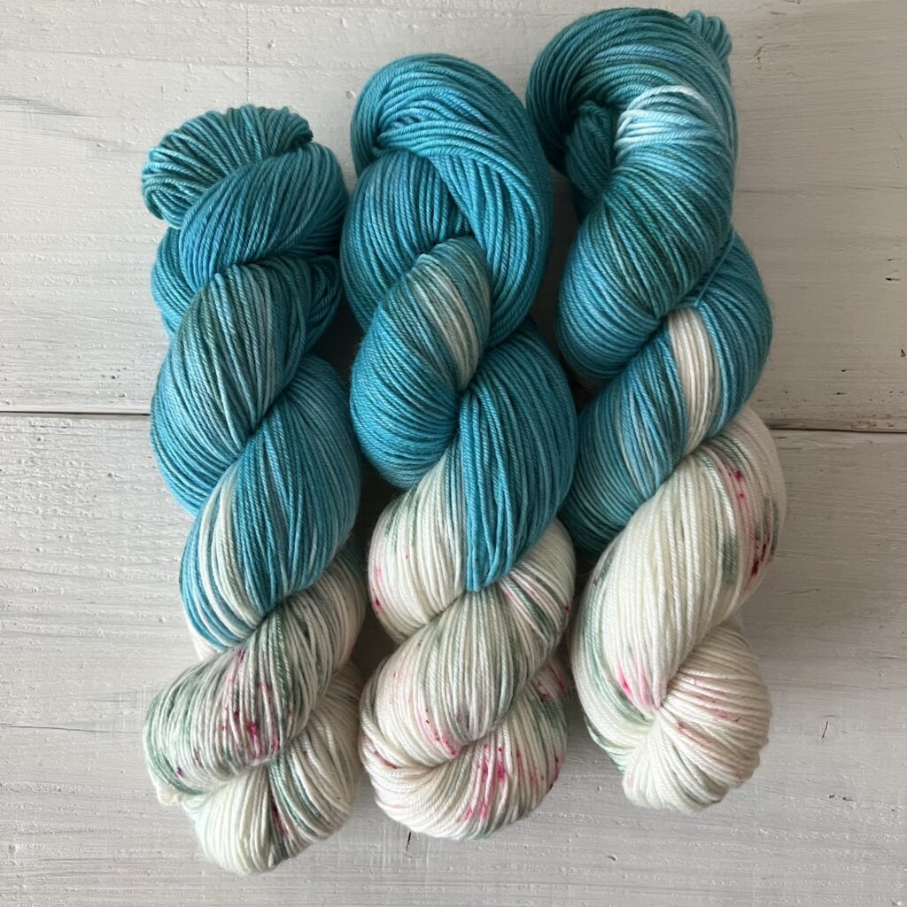 ブルー・グリーン・アイボリーの手染め毛糸のカセ全体