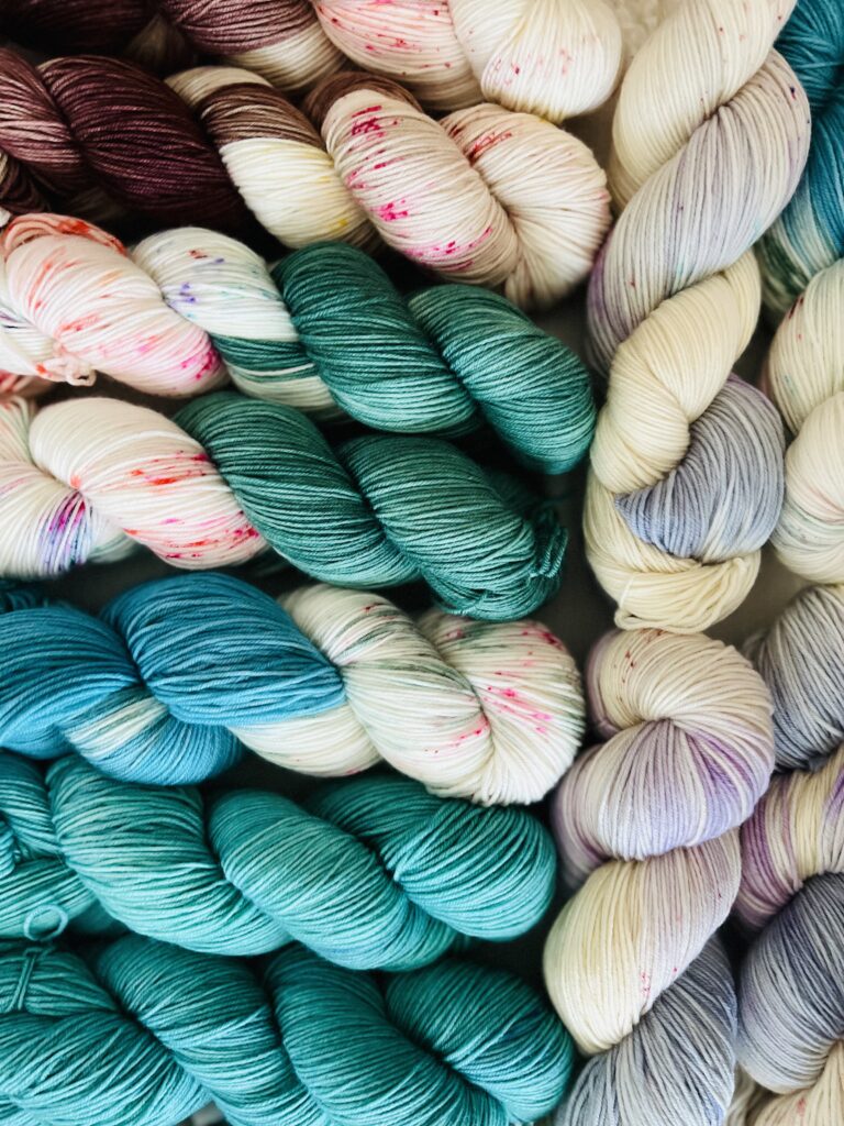 手染め作家によるアイボリーとグリーンベースが美しい手染め毛糸 Green Danceコレクション
