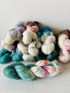 春の草木のめざめをテーマにしたカラフルな手染め毛糸