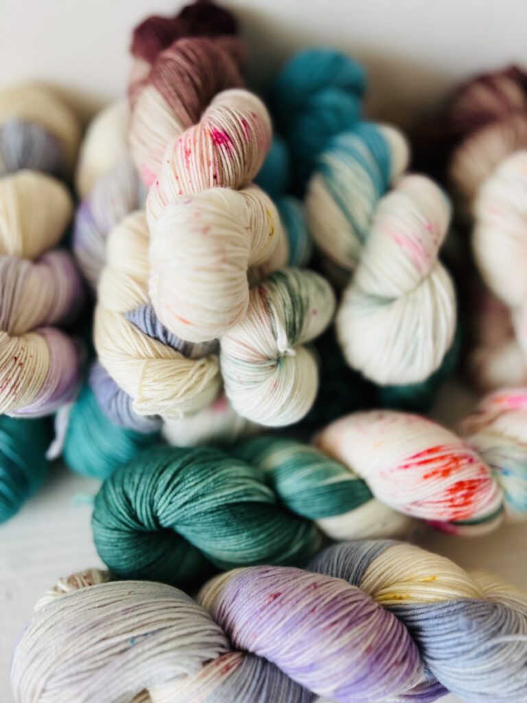 毛糸の表情がわかる手染め毛糸のかせ