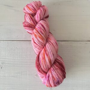 ポップなピンクベースの手染め毛糸のカセ全体