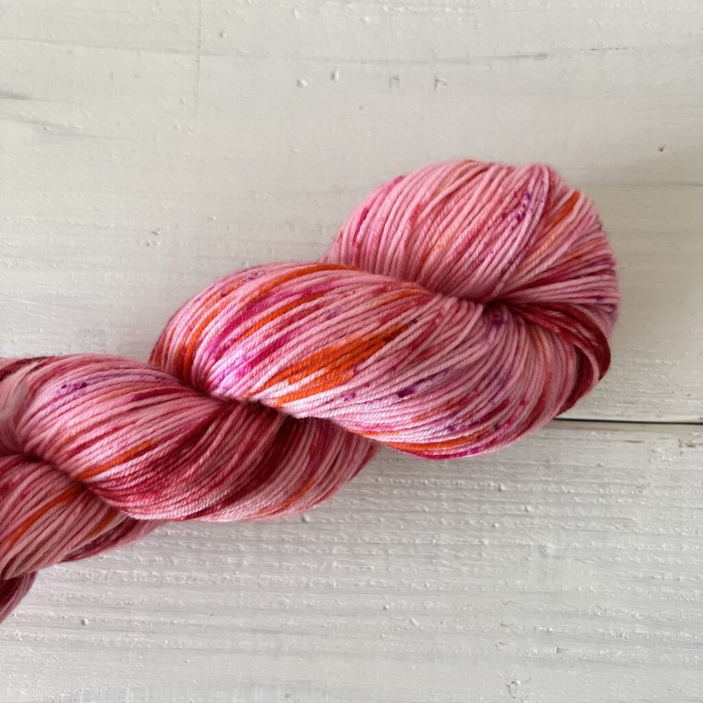 ピンクキャンディカラー手染め毛糸のスペックルやグラデーションが見えるアップ