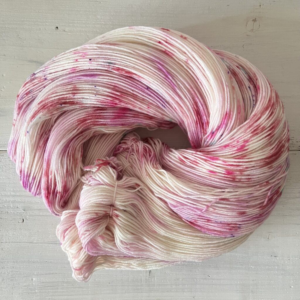 様々なピンクの手染め毛糸のカセをほどいた色の入り方