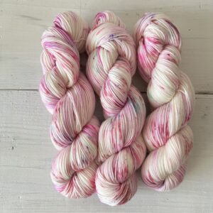 キャンディーカラーのラズベリーピンクがかわいい手染め毛糸のカセ全体