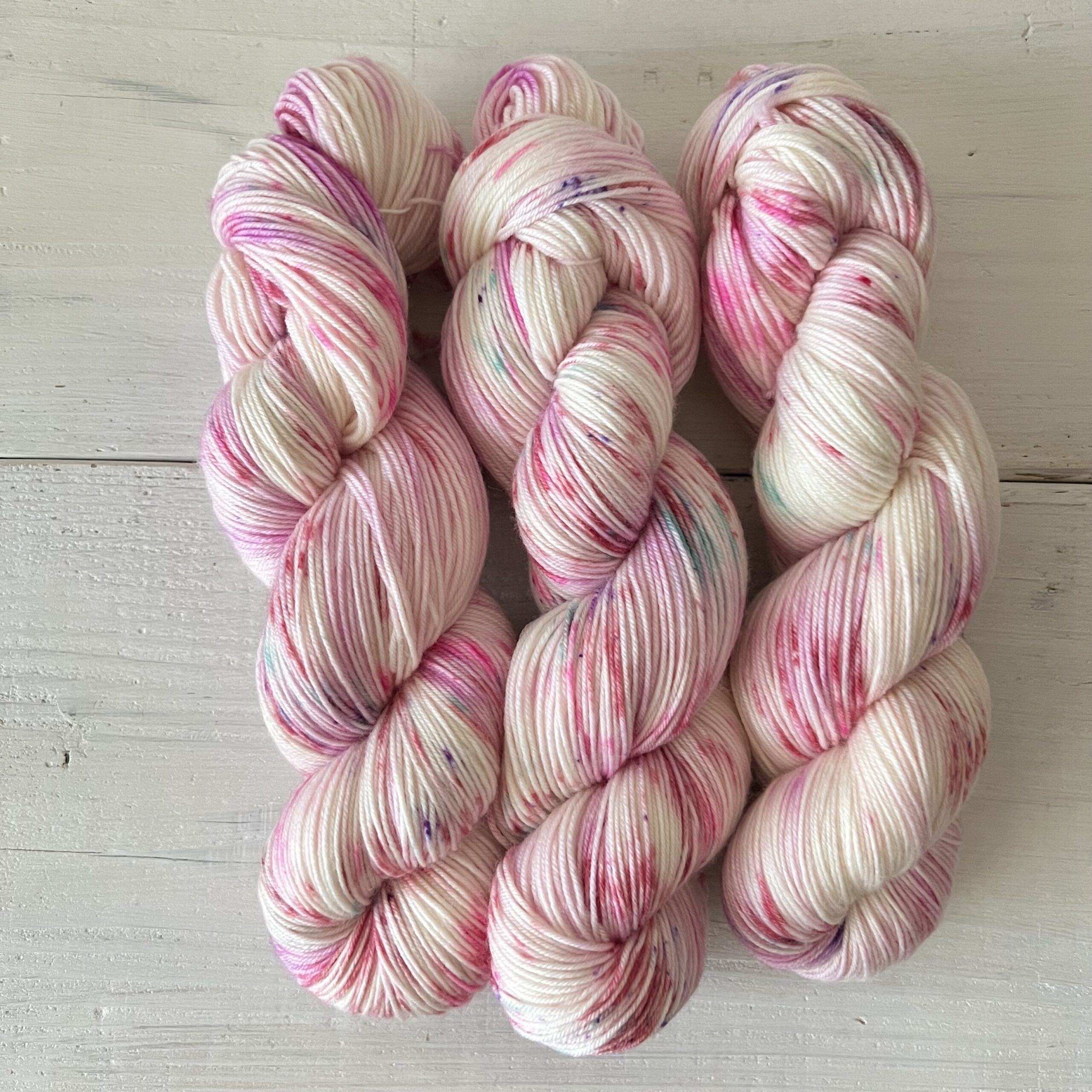 キャンディーカラーのラズベリーピンクがかわいい手染め毛糸のカセ全体