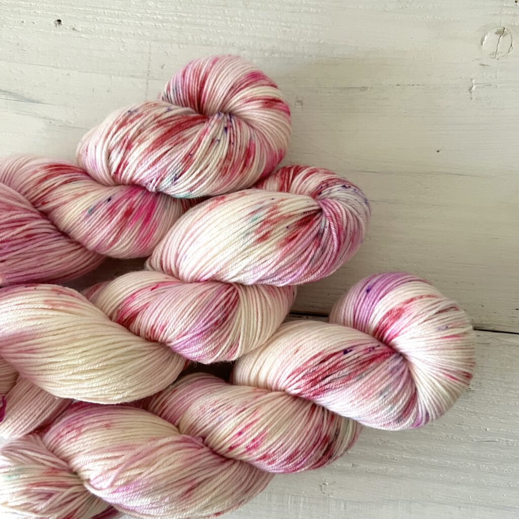 キャンディカラー手染め毛糸のスペックルやグラデーションが見えるアップ