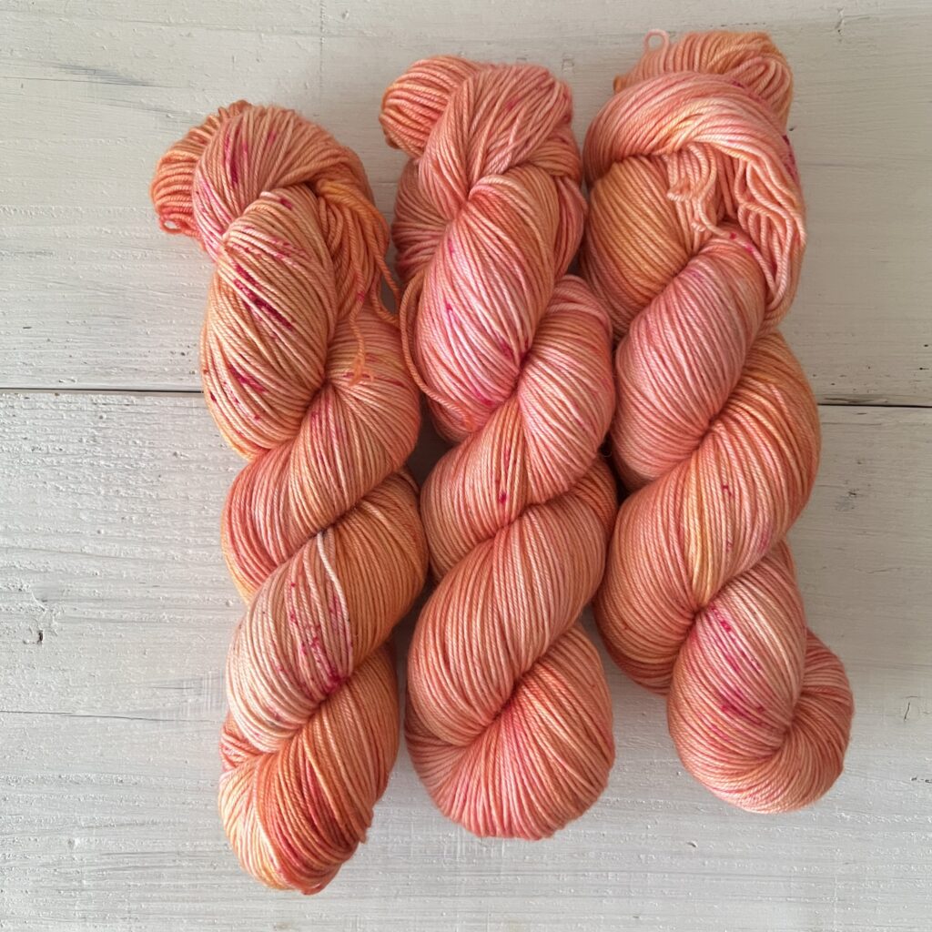 ピンクオレンジの手染め毛糸のカセ全体