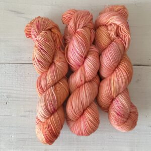 ピンクオレンジの手染め毛糸のカセ全体