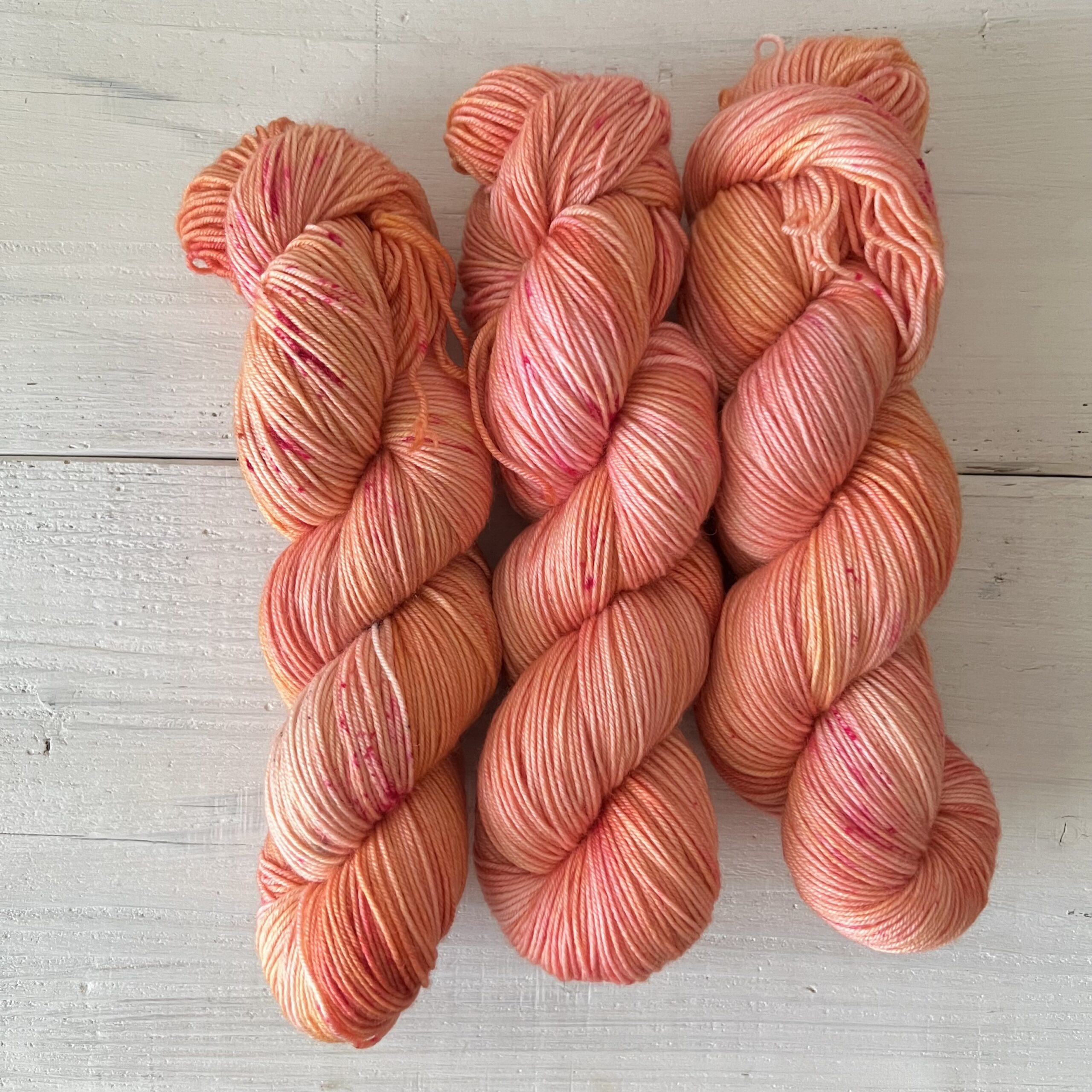 ピンクオレンジの手染め毛糸のカセ全体