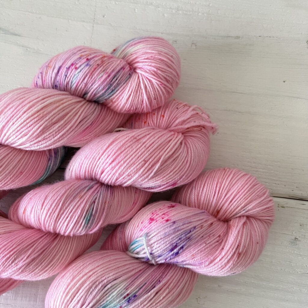 ライトピンク手染め毛糸のスペックルやグラデーションが見えるアップ