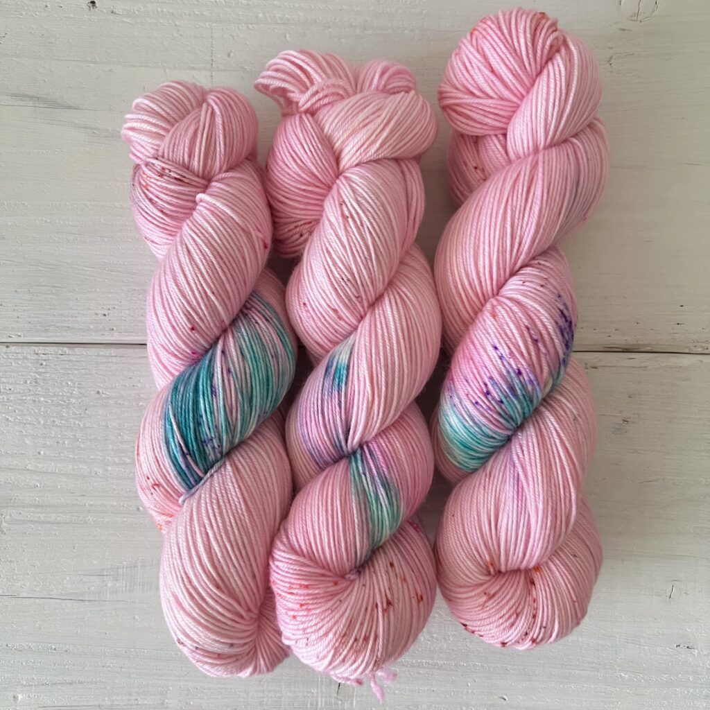 かわいい桃カラーの手染め毛糸のカセ全体