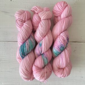 かわいい桃カラーの手染め毛糸のカセ全体