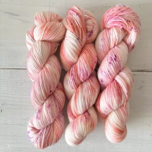 キャンディーポップな手染め毛糸のカセ全体