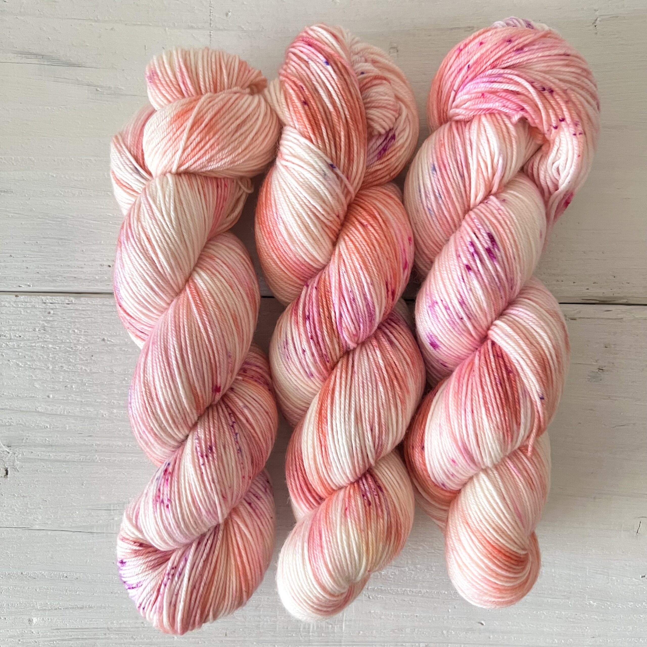 キャンディーポップな手染め毛糸のカセ全体