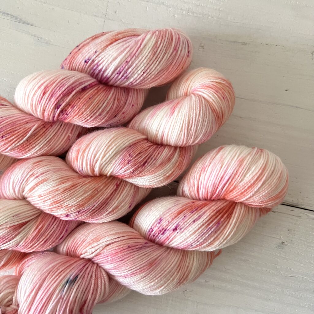 キャンディカラー手染め毛糸のスペックルやグラデーションが見えるアップ