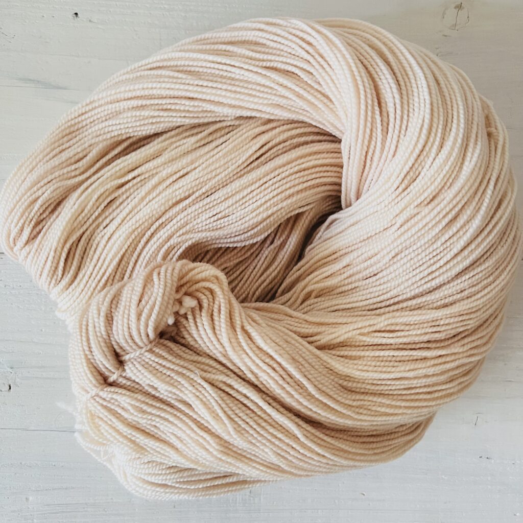 桜で染めた手染め毛糸のカセをほどいた色の入り方