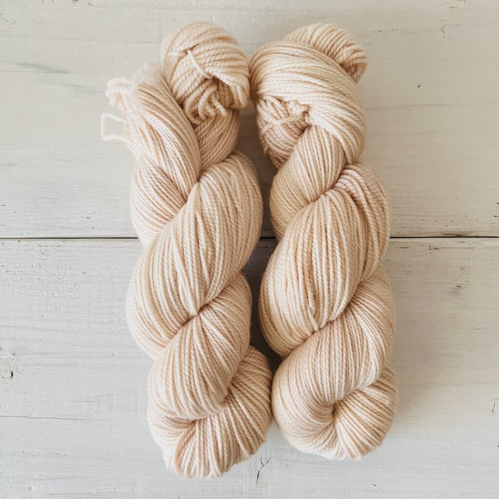 桜染めの手染め毛糸のカセ全体