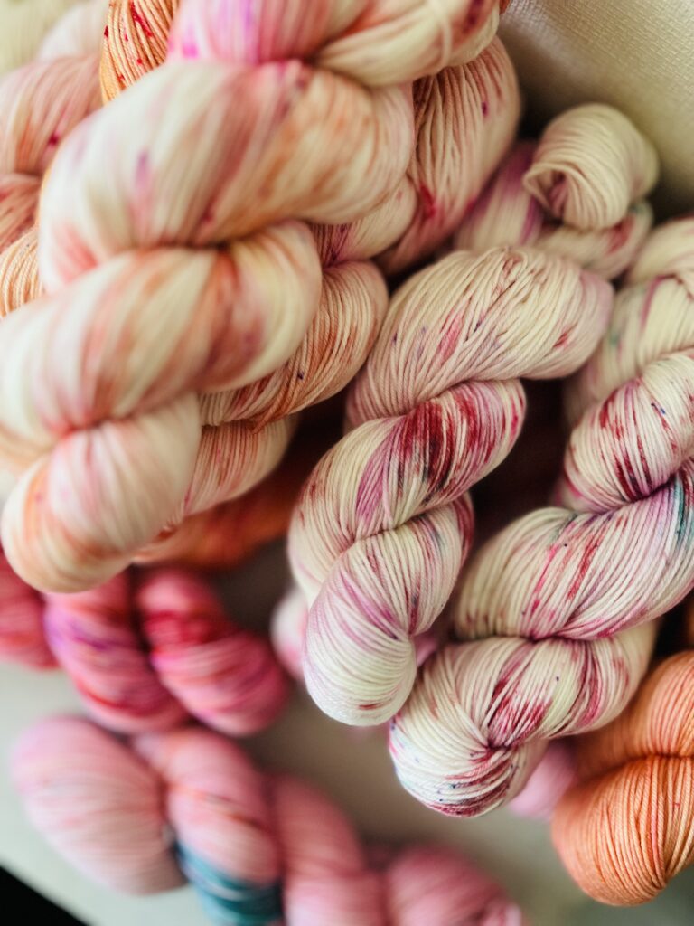 スペックルにフォーカスした手染め毛糸のかせ